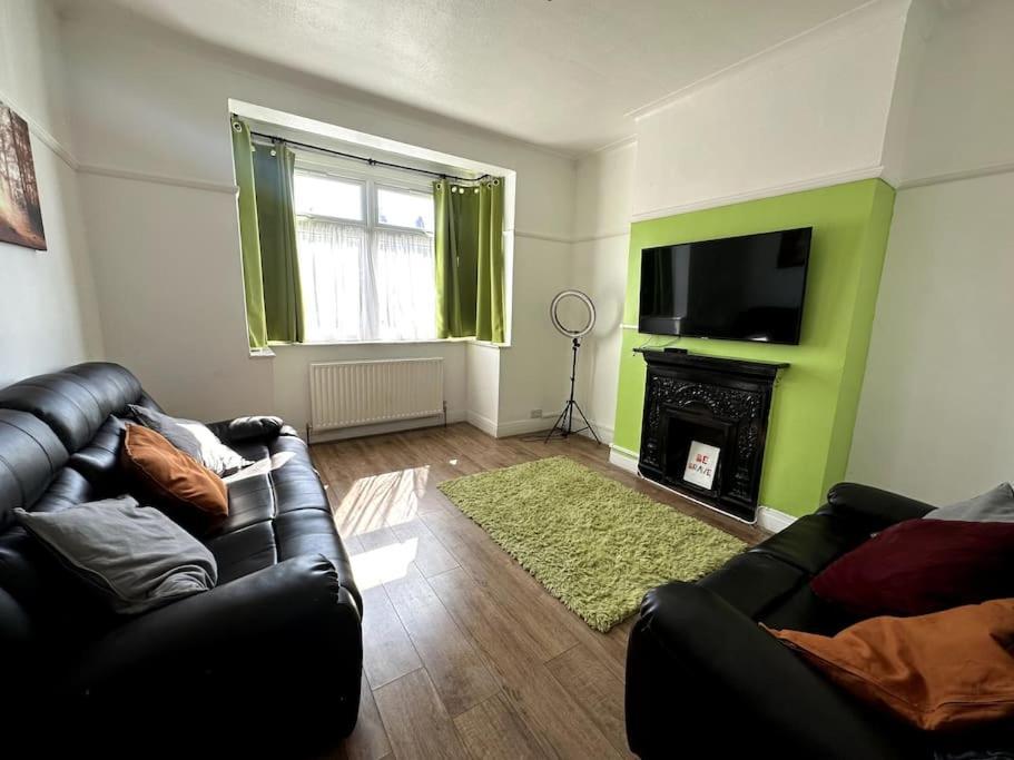 Spacious Holiday Near Tube Station - By Starlet Hébergement de vacances Londres